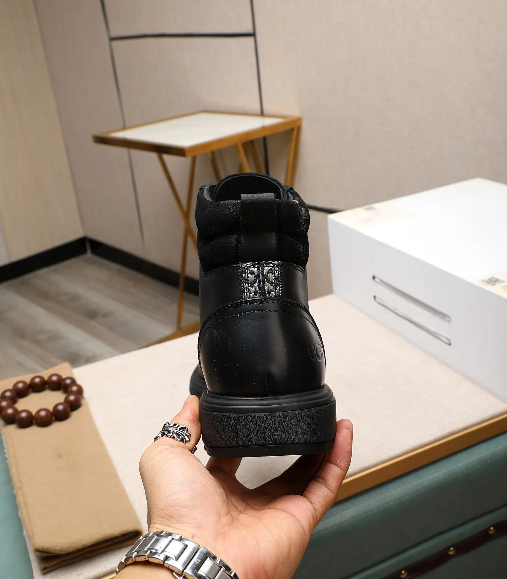 Men's men's shoes💰640 UGG (100% genuine wool lining, 10% off for fake ones) Please pay attention to the quality of the original order and compare the thickness of the wool🏮🏮Hot-selling UGG from Australia's warm luxury brand men's shoes, the official website is synchronized, Beckham men's style..., made of imported top-layer waxed cowhide, waxed toe cap, Australian real wool velvet lining Carefully sewn...Imported rubber Martin boots outsole (comfortable, soft and wear-resistant). I really like the quality..Exquisite workmanship. You can't put it down at first sight. Size 39-44